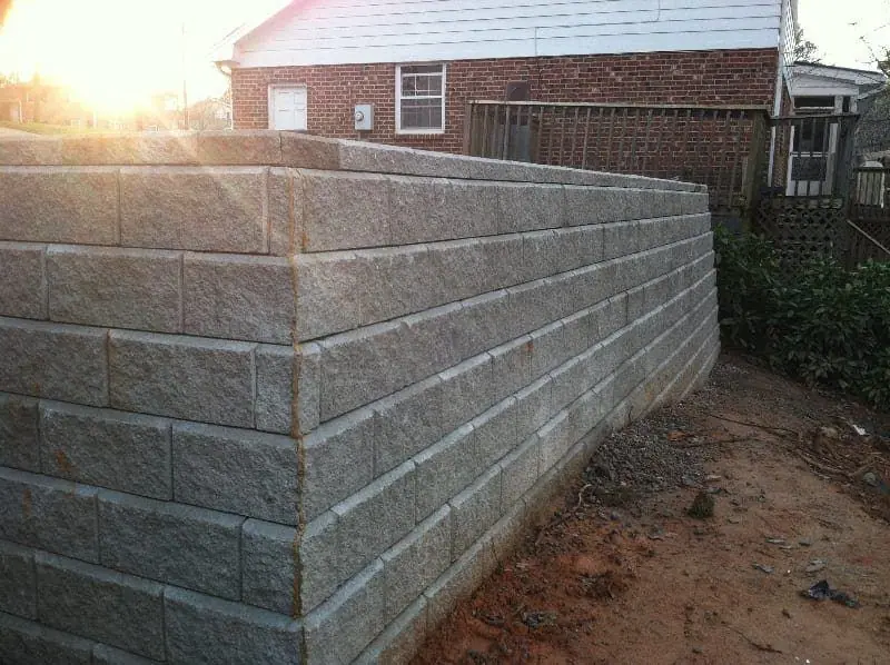 Segmental block retaining wall holding a backyard grade
